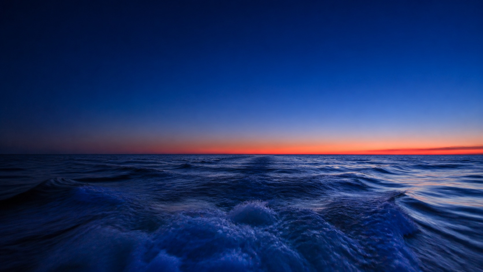 Horizonte oceânico conceitual azul com uma linha coral ao amanhecer, criado para o case MAREA